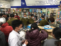 Phạt 5 quầy thuốc tại chợ Hapulico bán khẩu trang giá trên trời